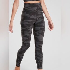 Athleta Dark Camouflage Elation 7/8 Leggings Size Small
